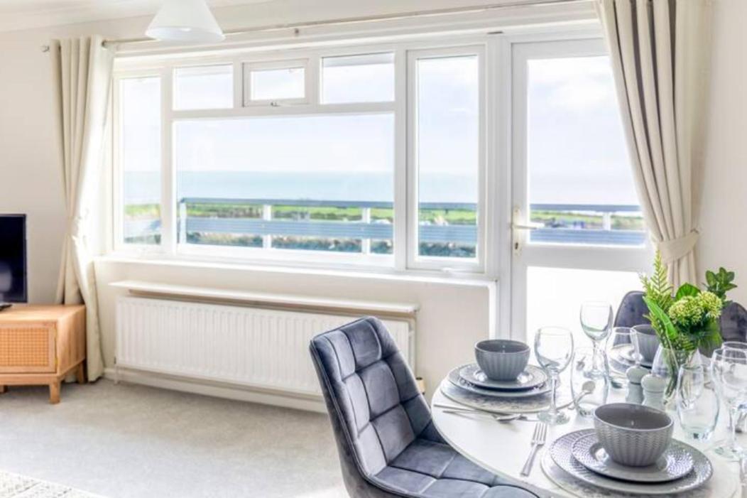 Large Sea View 2 Bedroom Sleeps 6 - Free Parking Bournemouth Exterior photo