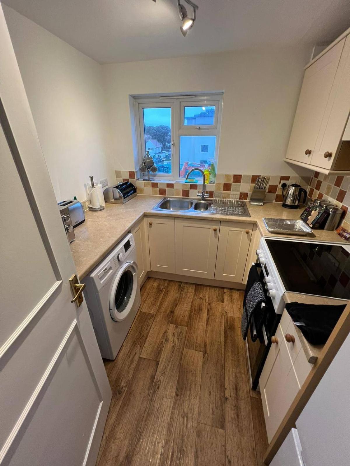 Large Sea View 2 Bedroom Sleeps 6 - Free Parking Bournemouth Exterior photo